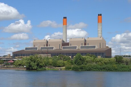 Huntly Power Station. Reliance on coal-fuelled power stations will need to be phased out as NZ transitions away from fossil fuels. Photo: Wikipedia.