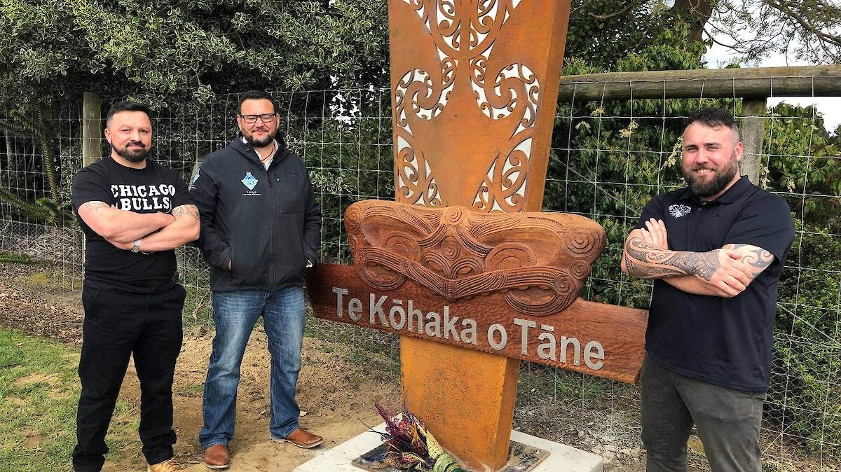Kāi Tahu artist Steve Solomon of Te Rūnaka o Ōraka-Aparima, left, created a carving to mark the entrance to Te Kōhaka o Tāne (The Nest of Tānemahuta). He’s seen here with Te Tapu o Tāne board chairman Riki Parata and chief executive Jana Davis, right.