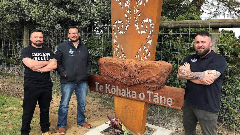 Kāi Tahu artist Steve Solomon of Te Rūnaka o Ōraka-Aparima, left, created a carving to mark the entrance to Te Kōhaka o Tāne (The Nest of Tānemahuta). He’s seen here with Te Tapu o Tāne board chairman Riki Parata and chief executive Jana Davis, right.
