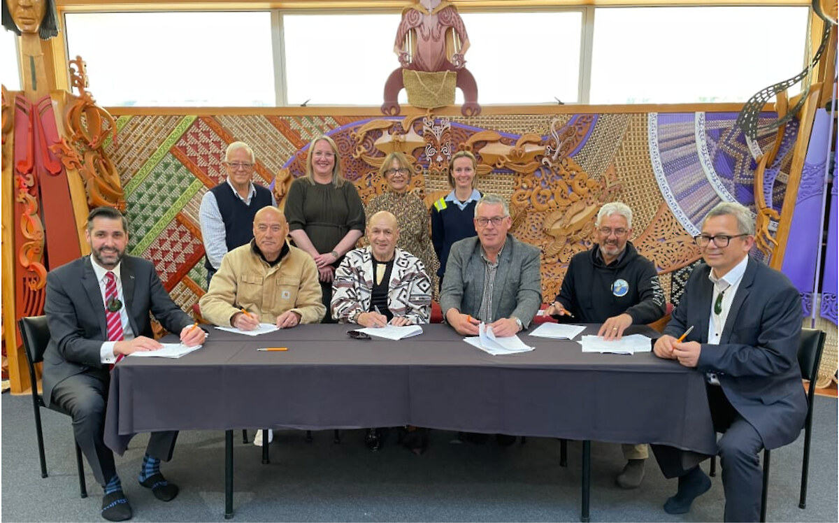Seated L-R: Michael Stevens (Te Rūnanga o Awarua Alt Rep); Rewi Davis (Ōraka Aparima Rūnaka Rep); Cyril Gilroy (Chair Waihōpai Rūnaka); Terry Nicholas (Hokonui Rūnanga Rep); Riki Dallas (Kaihautū - General Manager Ōraka Aparima Rūnaka); Dean Whaanga (Kaiwhakahaere Awarua Rūnaka) Standing L-R: Albert Brantley (Advisor to parties); Megan Reid (Project Manager for Awarua Working Group); Gail Thomson (Te Rūnanga o Awarua Rep); Nicole Atherton (Rio Tinto General Manager Closure Readiness).