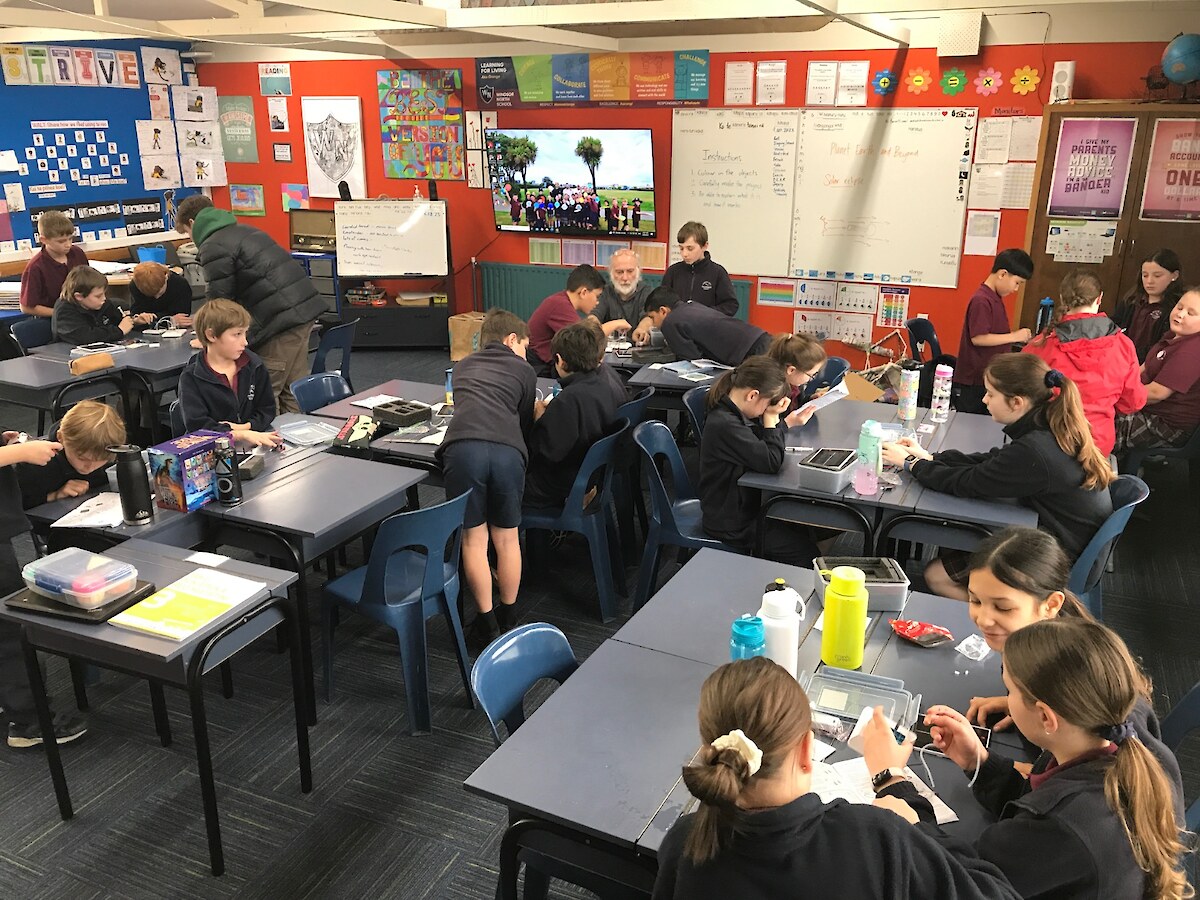 Students from Windsor North Primary School, Invercargill busy putting together their hydrogen kits.