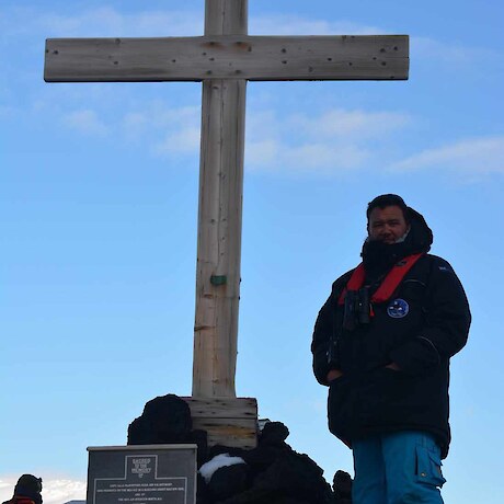 Riki Parata in front of the cross commemorating those that lost their lives adventuring to the South Pole at Scott’s Hut at Cape Evans Antarctica – Photo Credit Hokonui Rūnanga.