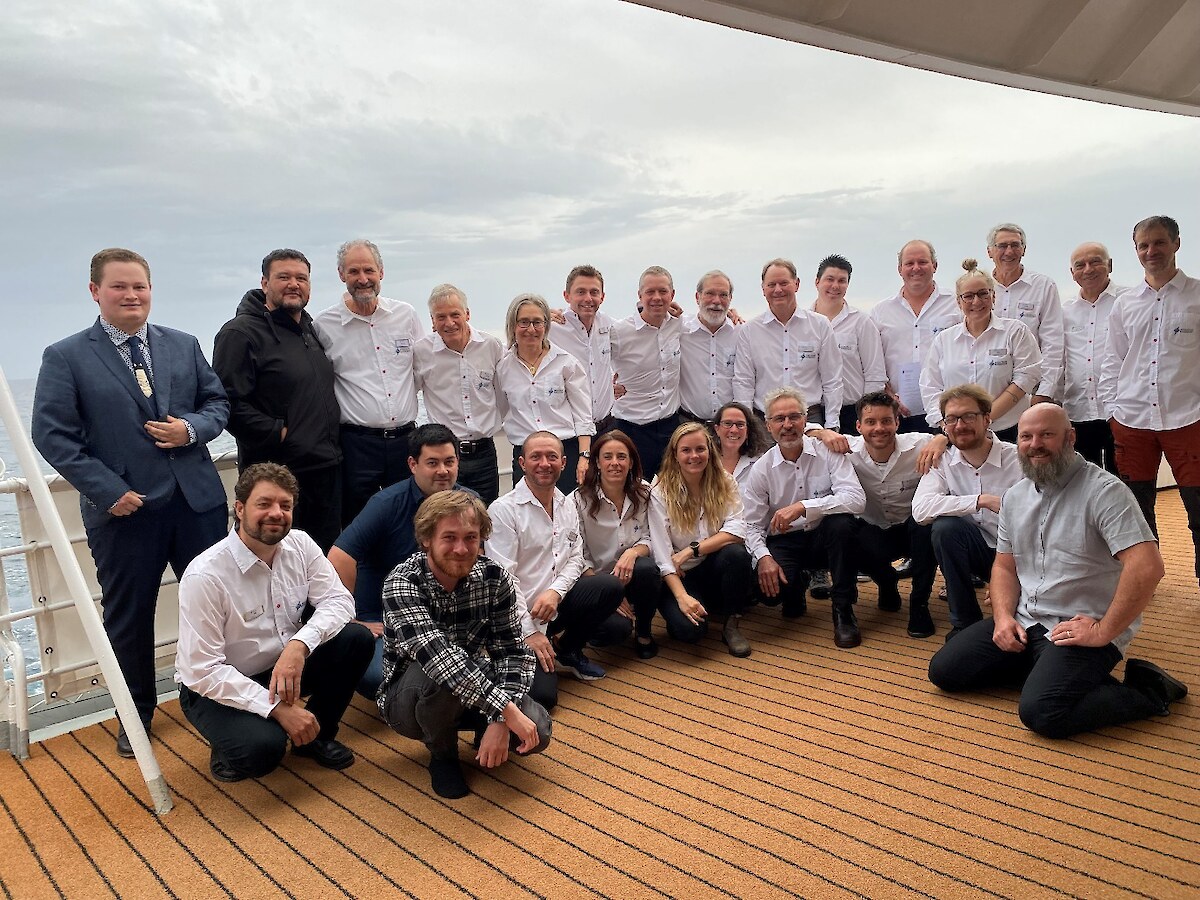 The Murihiku ki te Toka tīma (minus Regina Eisert) with the Heritage Expedition crew - Photo Credit Hokonui Rūnanga.